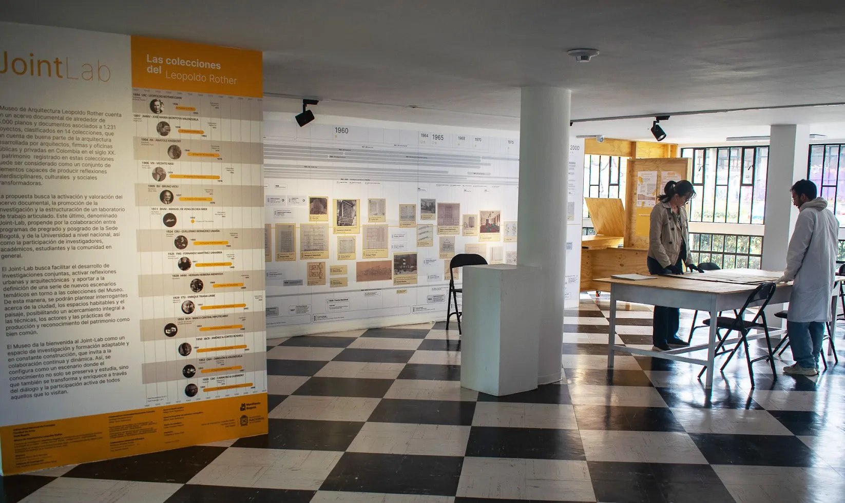 Sala del museo con la linea del tempo e i tavoli di consultazione